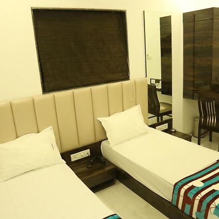 Hotel Magnum Airport T-2 Mumbai Bagian luar foto