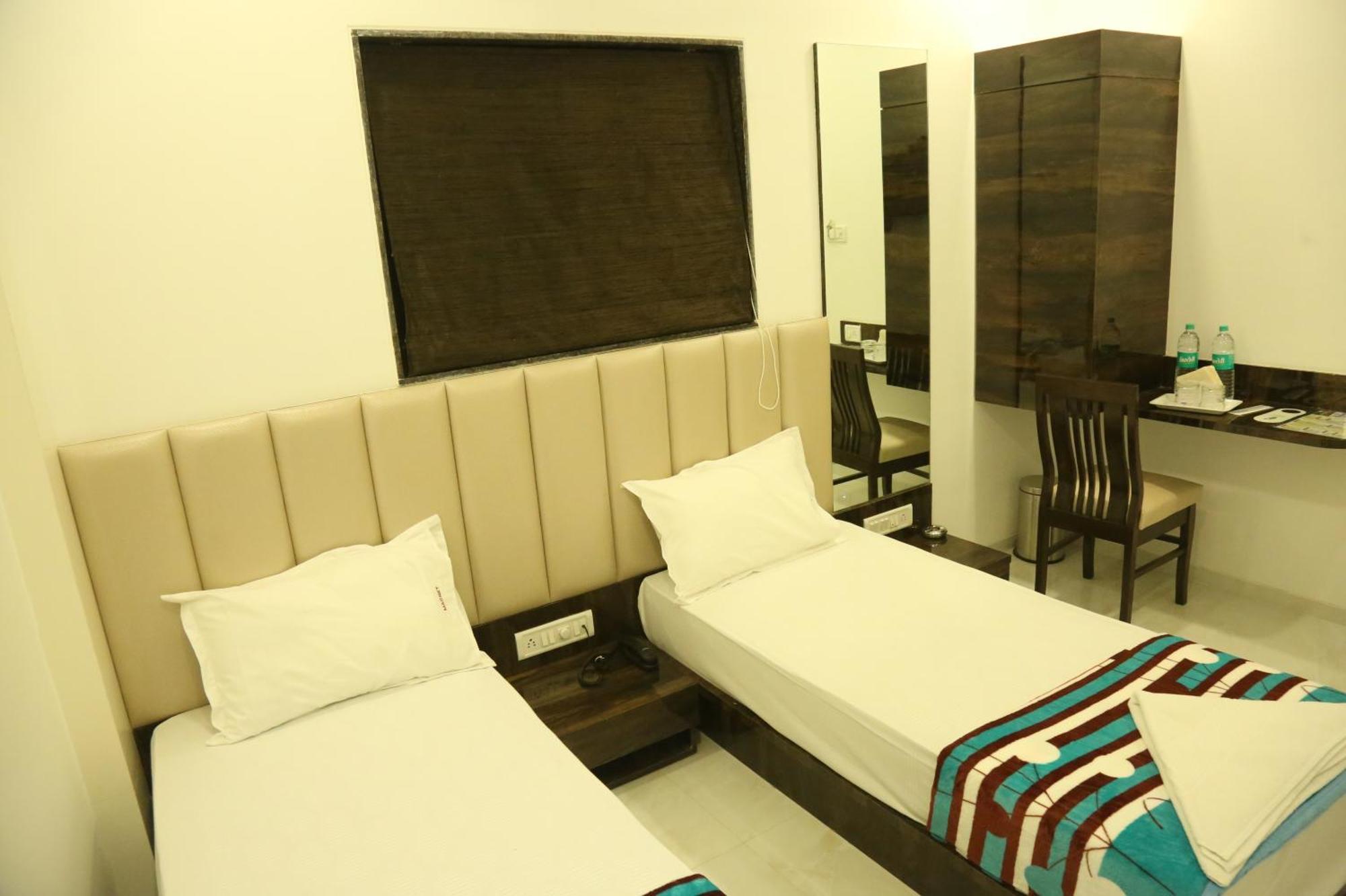 Hotel Magnum Airport T-2 Mumbai Bagian luar foto