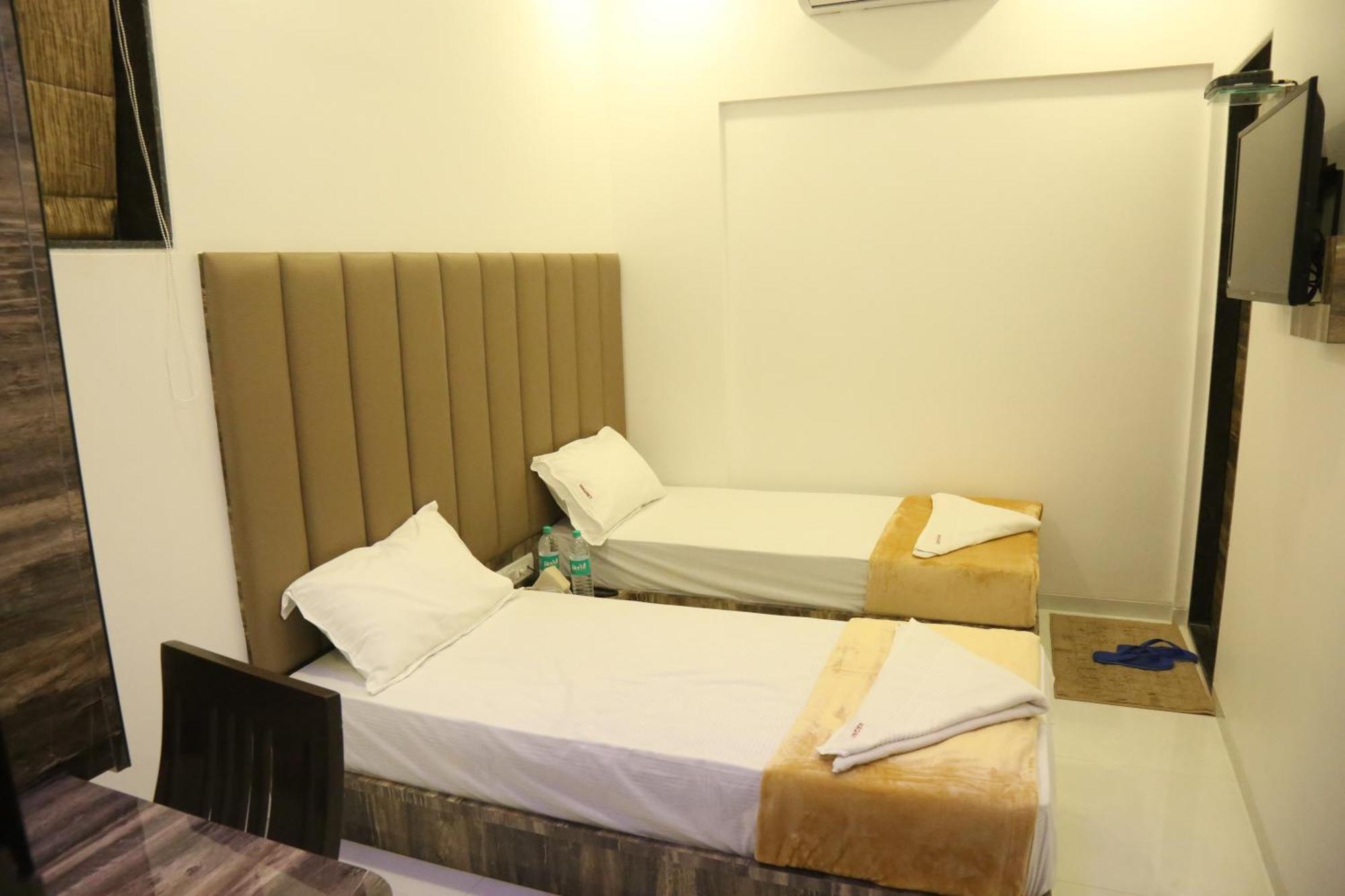 Hotel Magnum Airport T-2 Mumbai Bagian luar foto