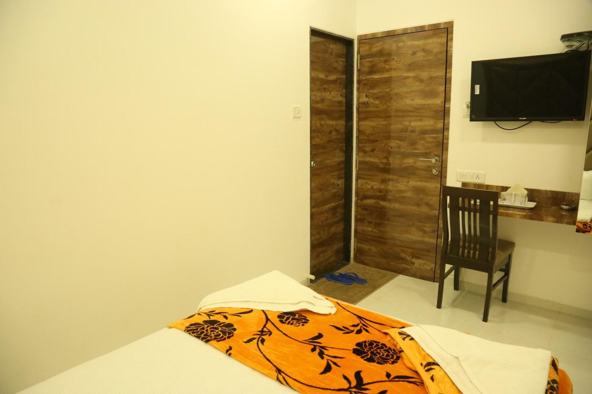 Hotel Magnum Airport T-2 Mumbai Bagian luar foto