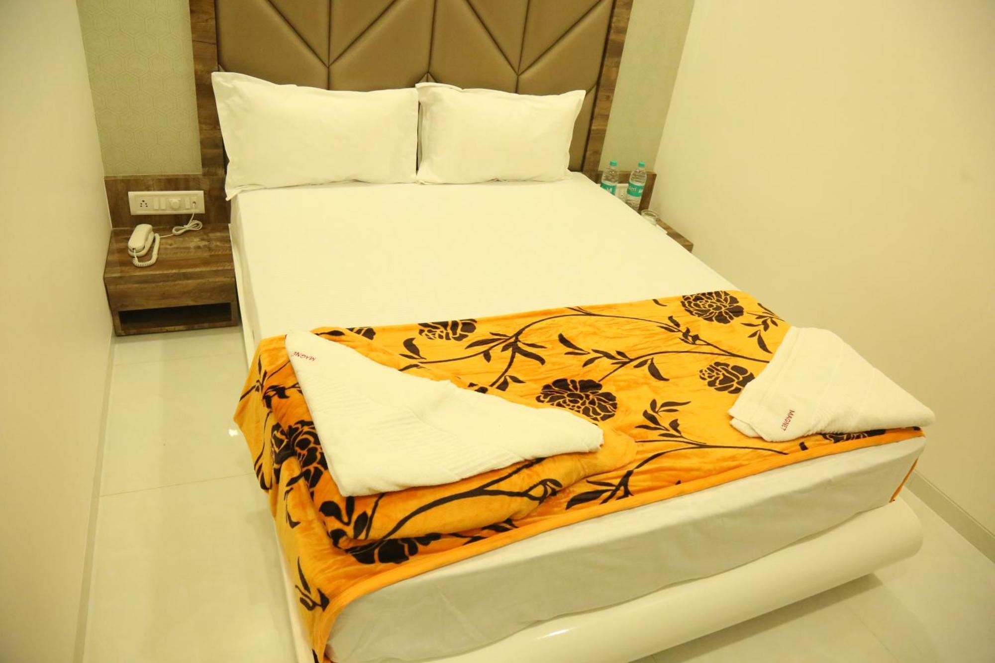 Hotel Magnum Airport T-2 Mumbai Bagian luar foto