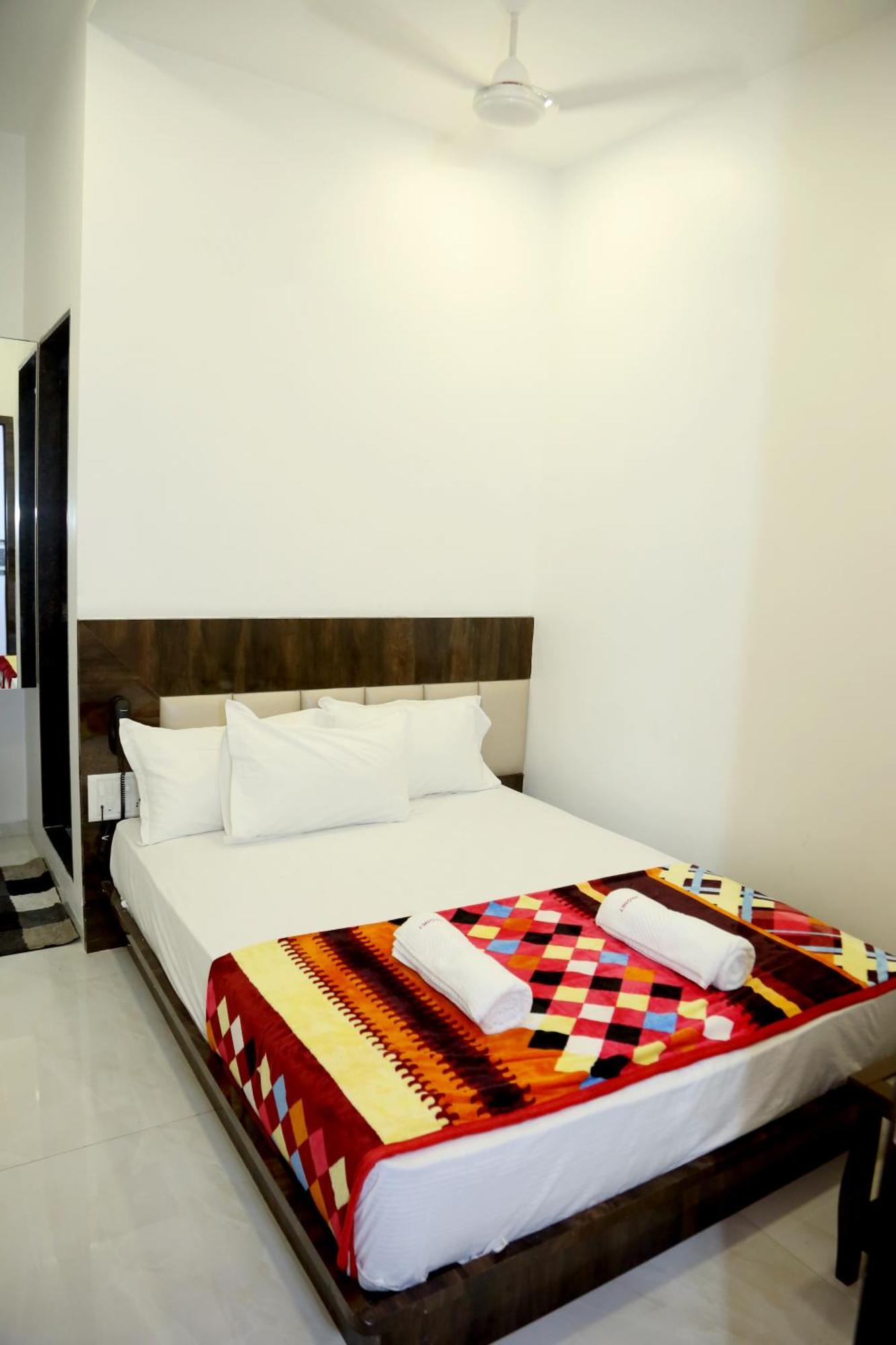 Hotel Magnum Airport T-2 Mumbai Bagian luar foto