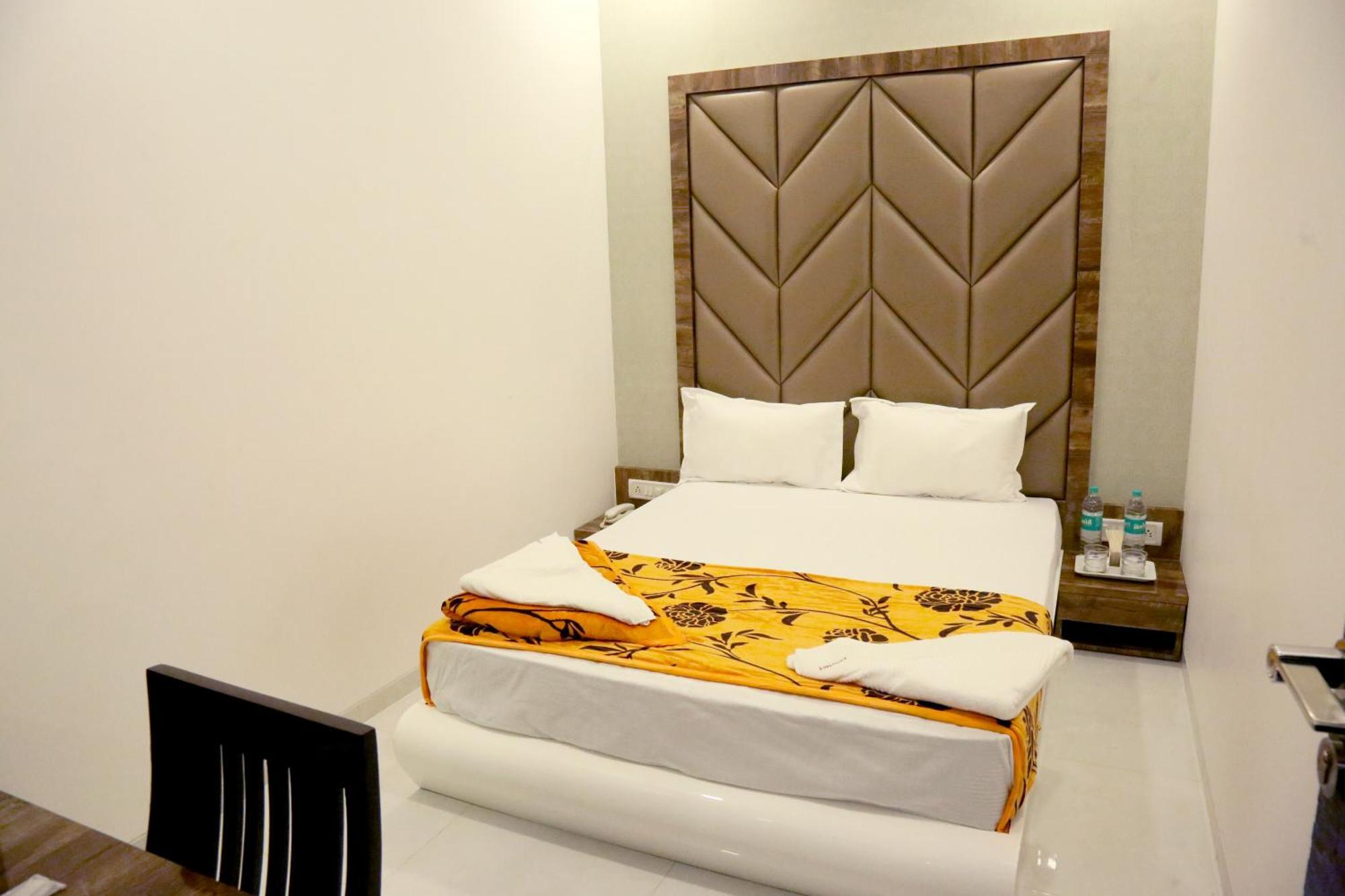 Hotel Magnum Airport T-2 Mumbai Bagian luar foto