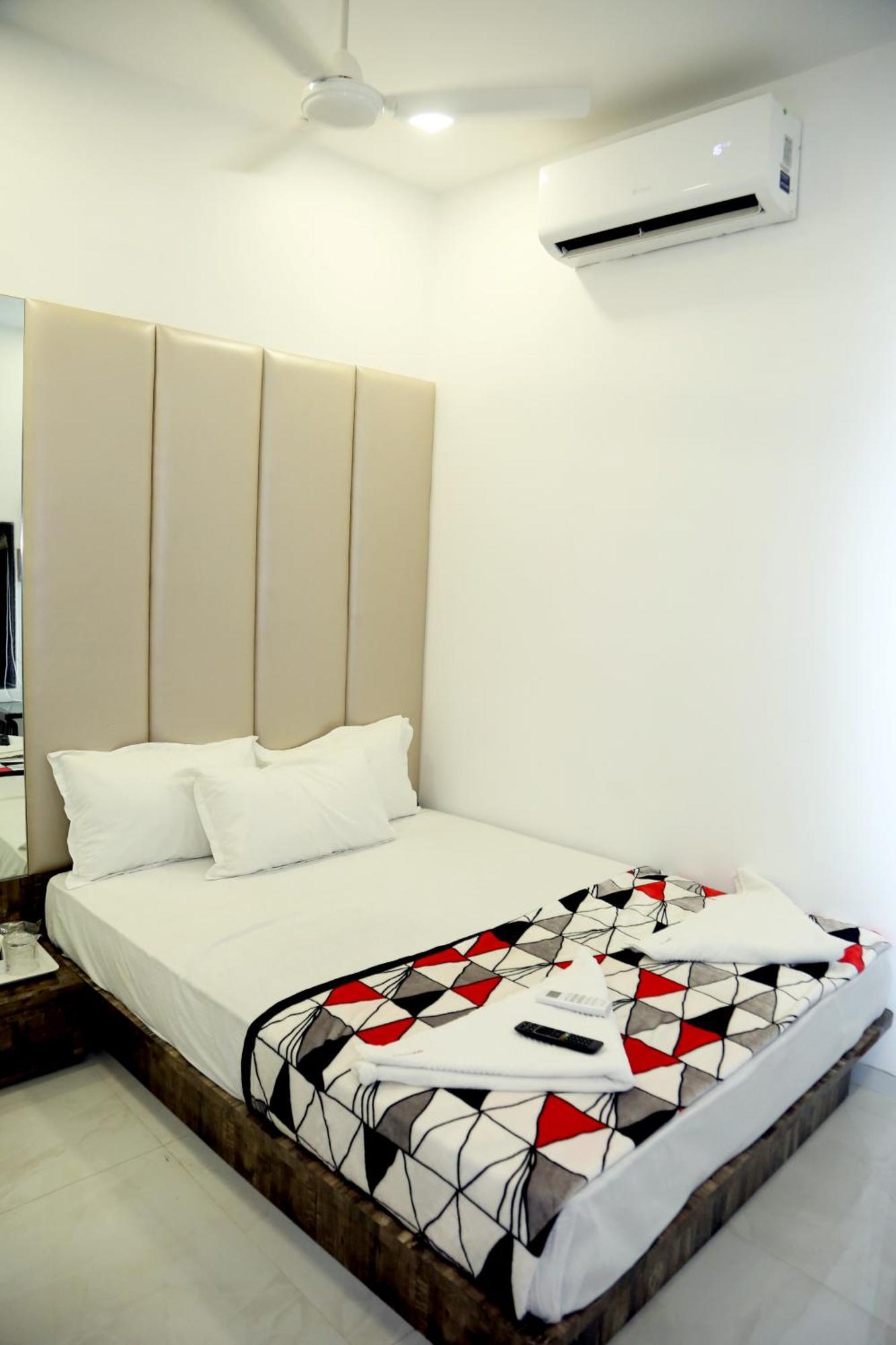 Hotel Magnum Airport T-2 Mumbai Bagian luar foto