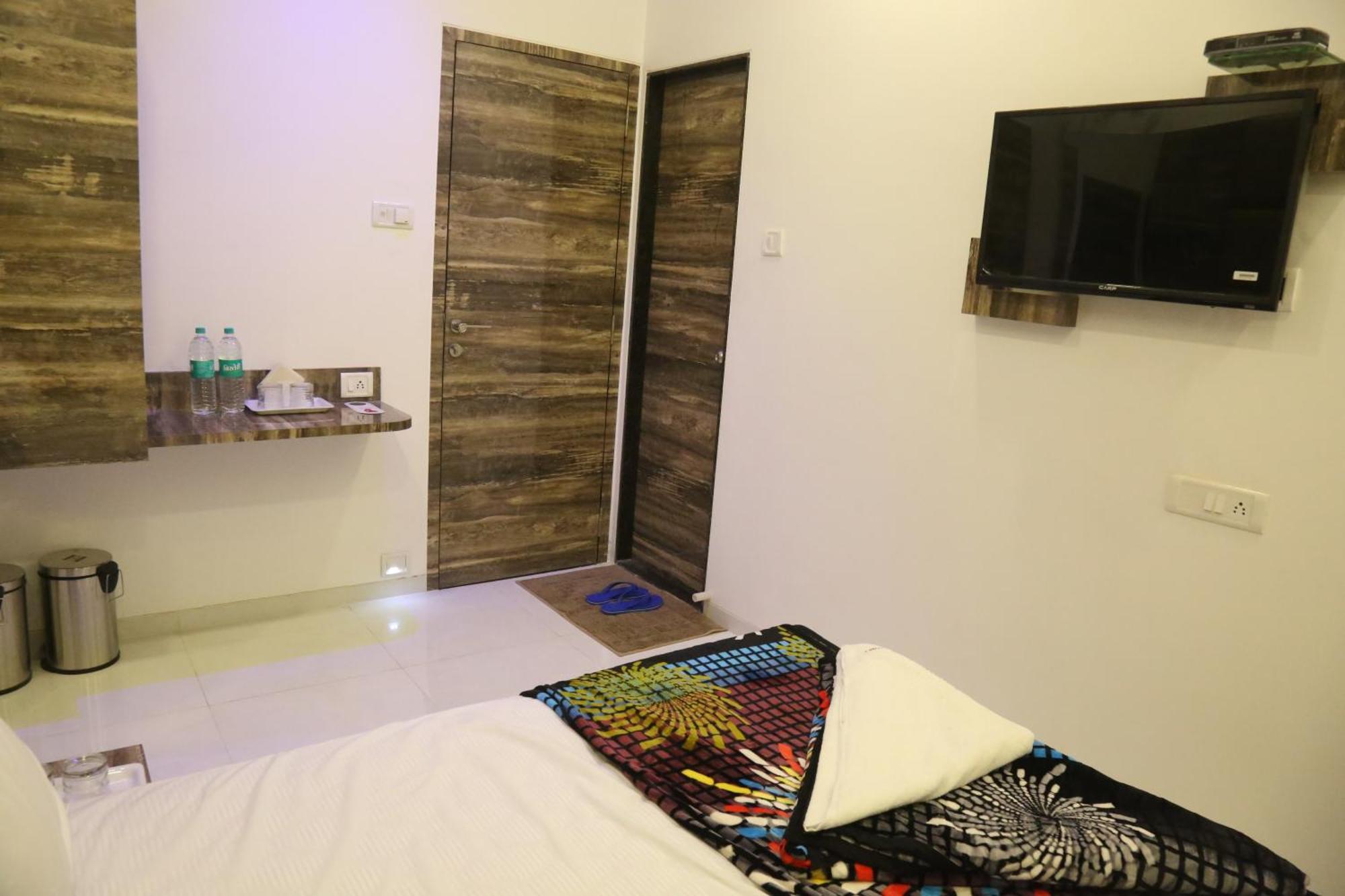 Hotel Magnum Airport T-2 Mumbai Bagian luar foto