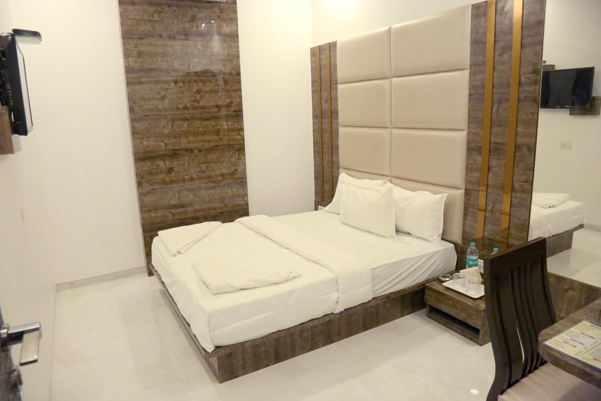 Hotel Magnum Airport T-2 Mumbai Bagian luar foto