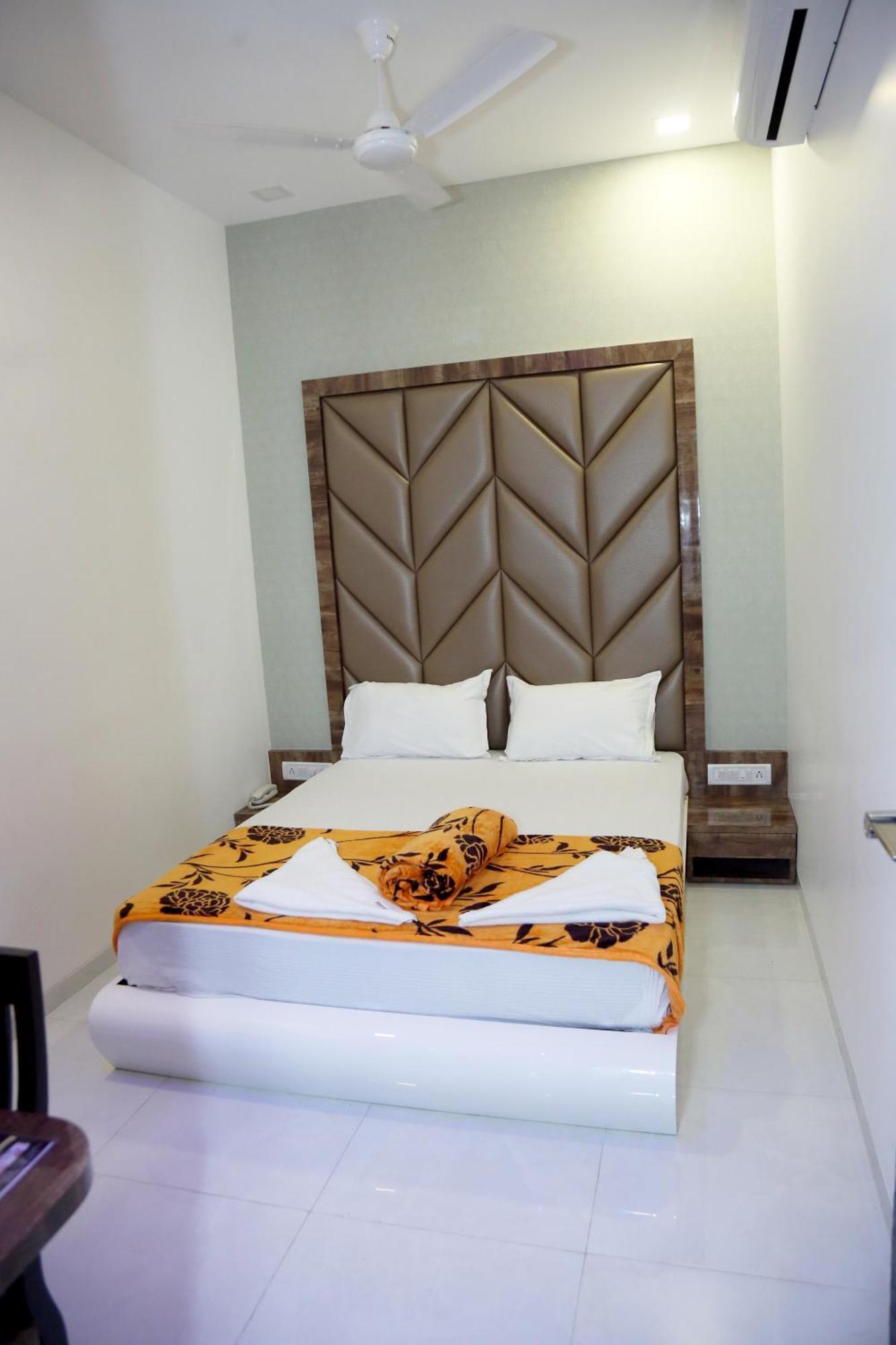 Hotel Magnum Airport T-2 Mumbai Bagian luar foto