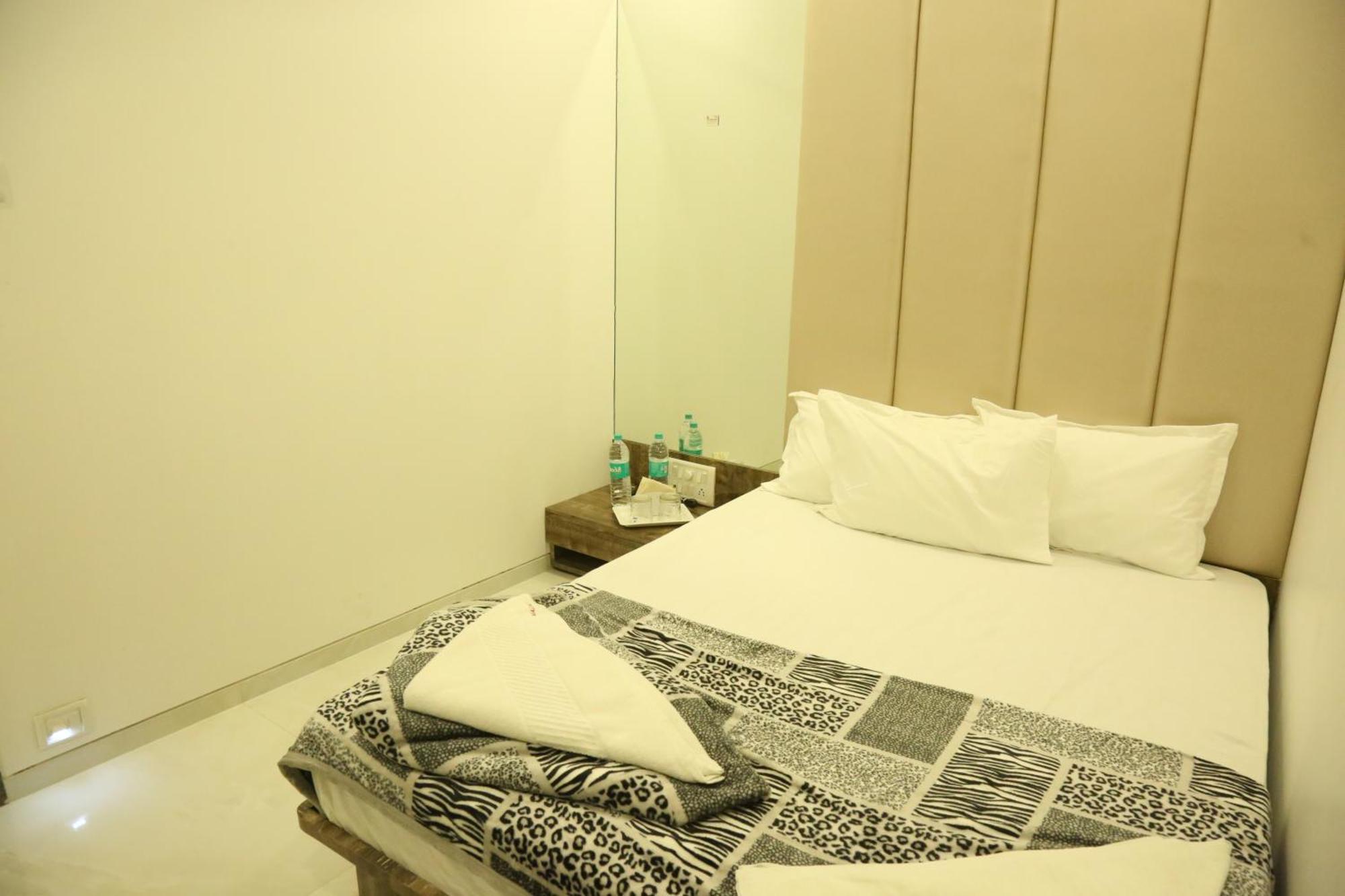 Hotel Magnum Airport T-2 Mumbai Bagian luar foto