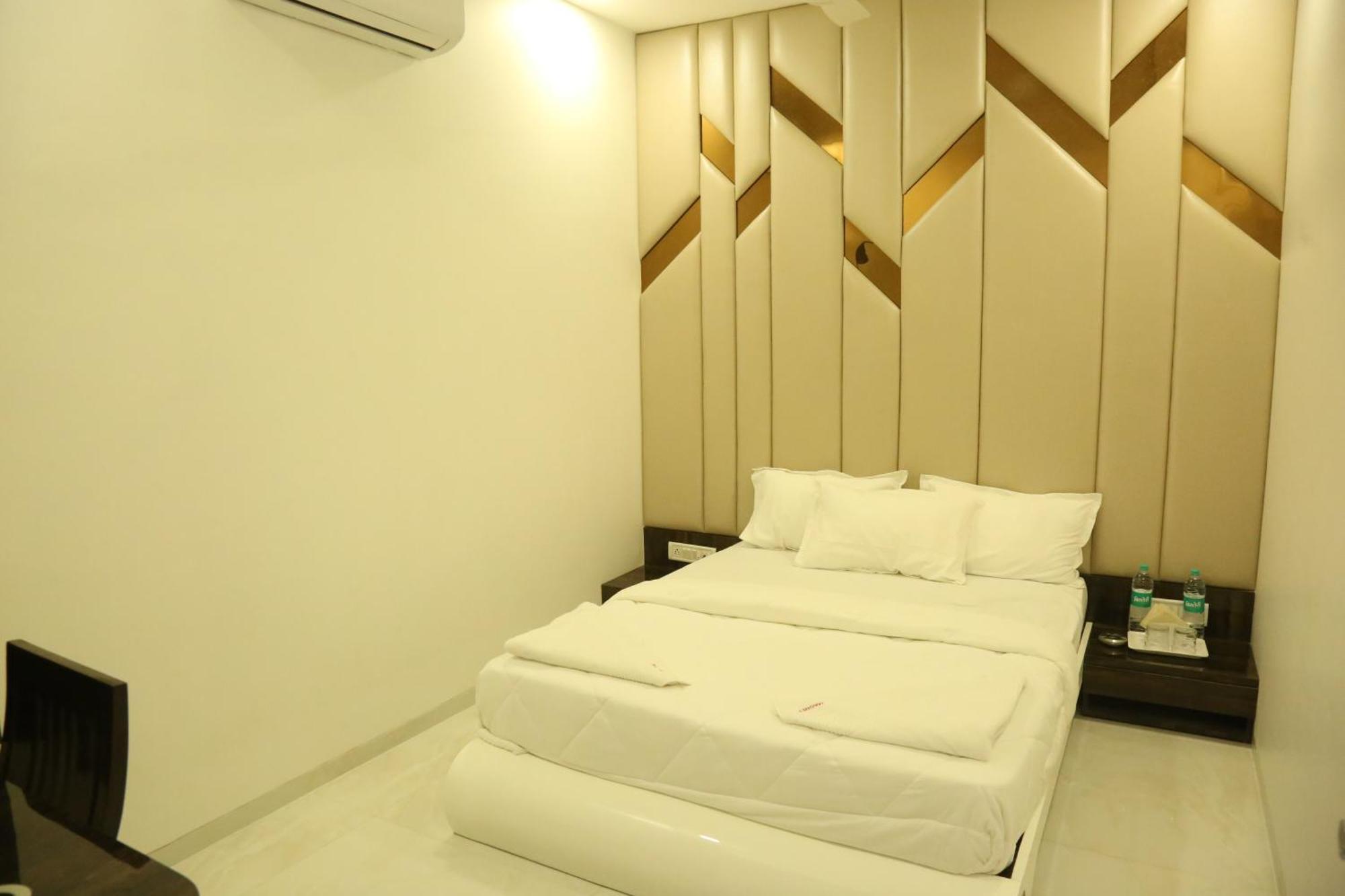 Hotel Magnum Airport T-2 Mumbai Bagian luar foto