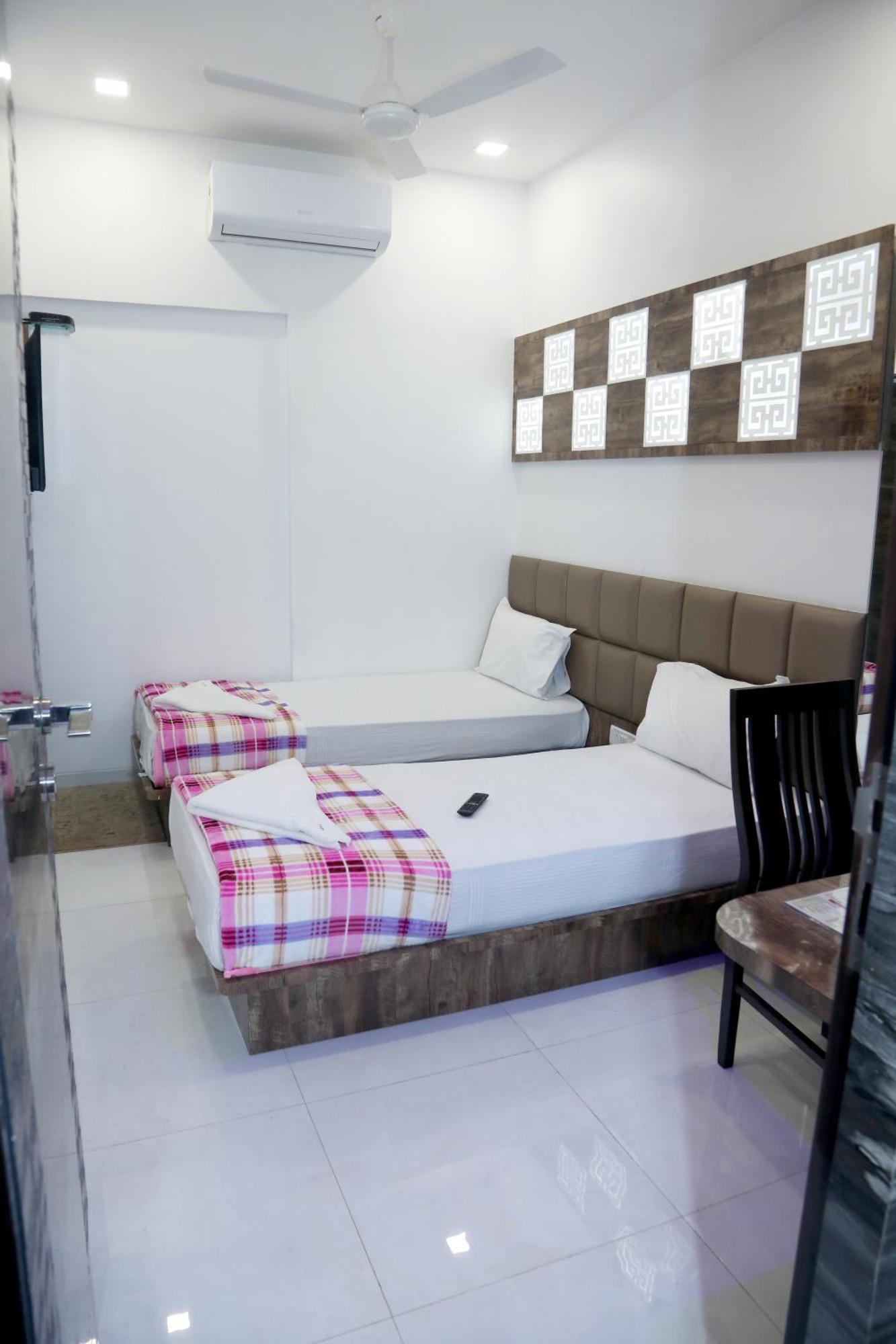 Hotel Magnum Airport T-2 Mumbai Bagian luar foto